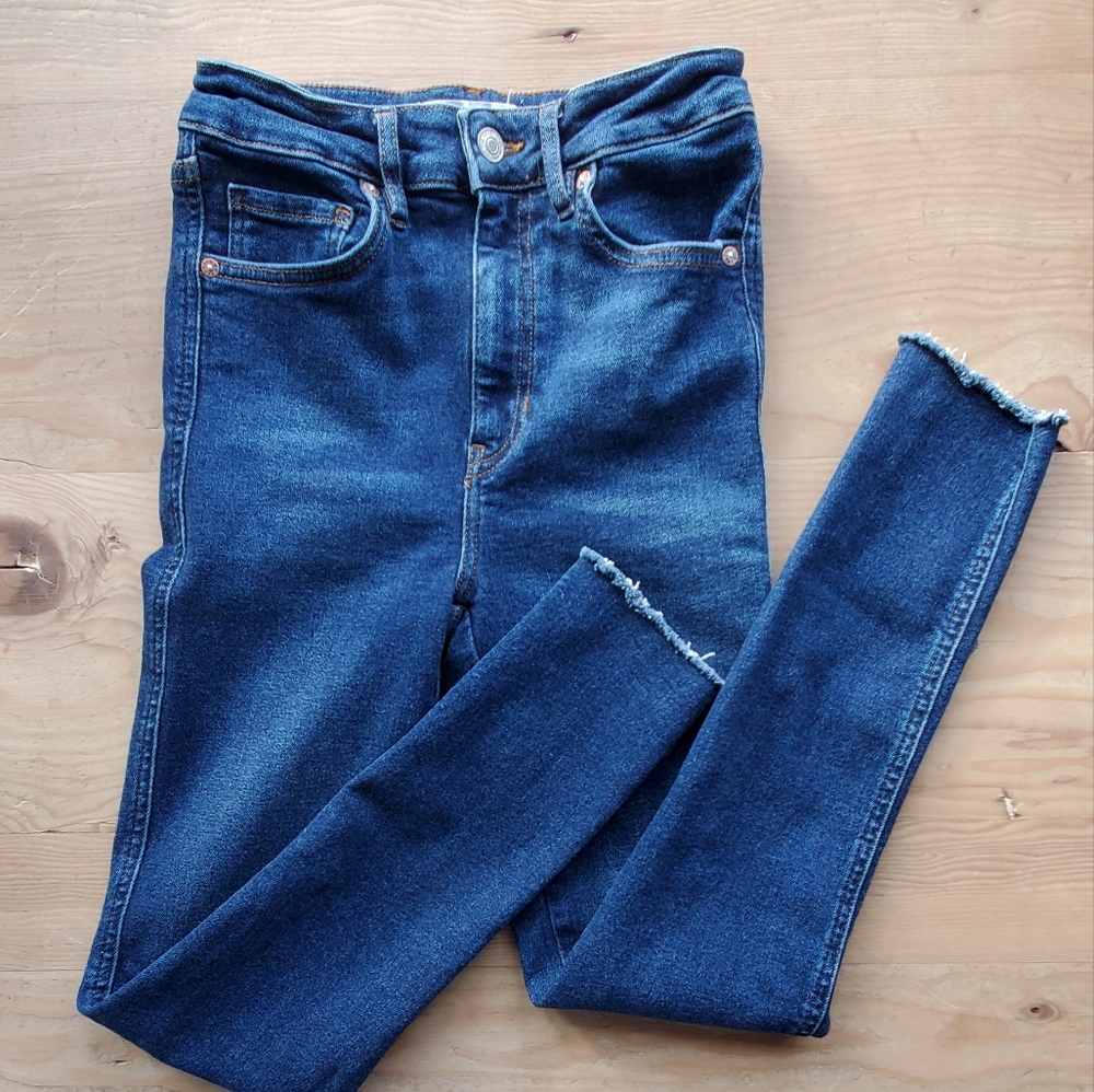 We The Free size 27 skinny jeans, raw hem